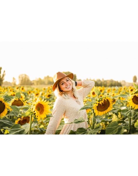 Senior girl sunflower field3